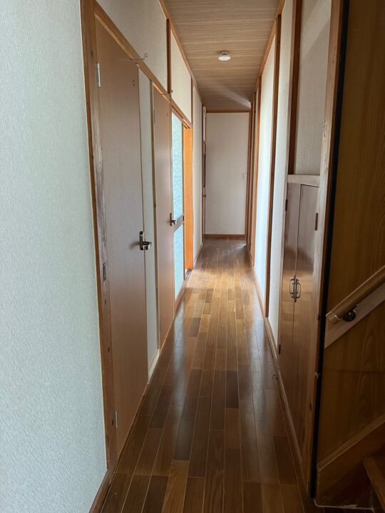 多賀城市大代の空き家の1階廊下のフローリング変更