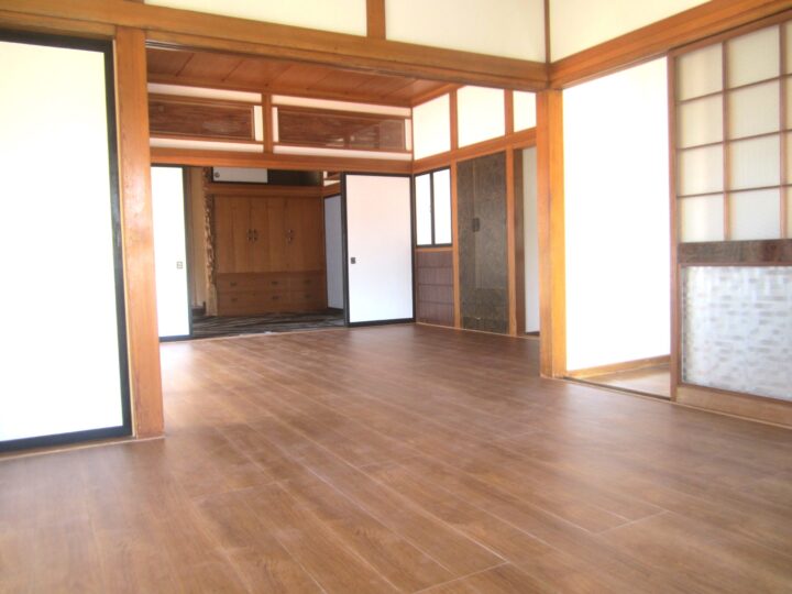多賀城市大代の空き家の1階和室のリフォーム作業後フローリング変更