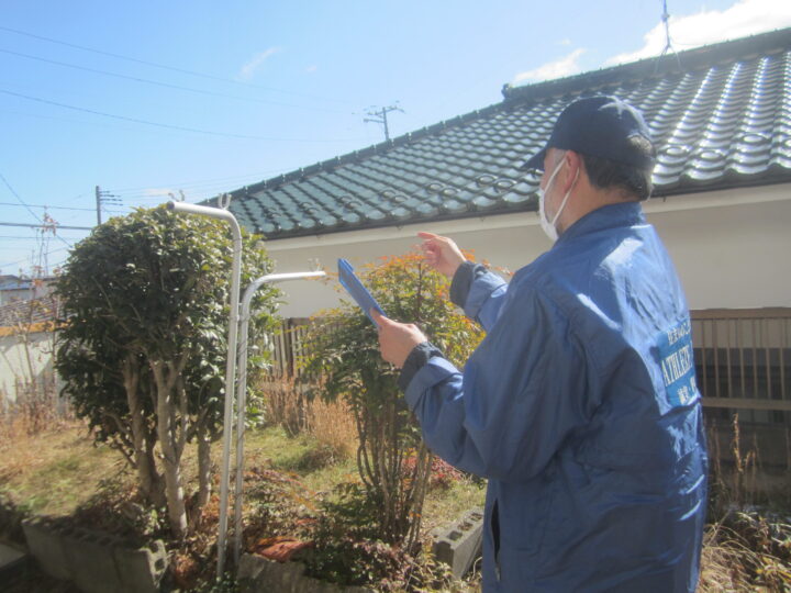 空き家管理の庭木確認の作業写真