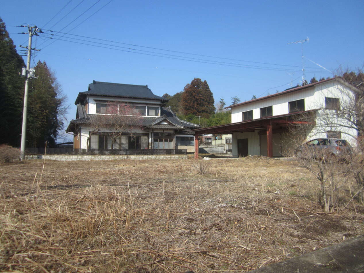 草刈りされた村田町の空き家